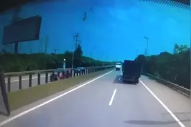 视频|“路怒”司机恶意别大巴车，被追究刑责视频封面