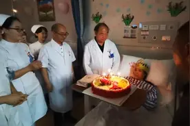 在场丨宜宾医院最后一名地震伤员生日会