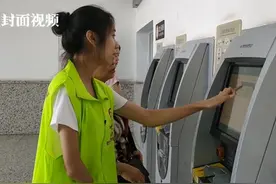 最美 “单手义工”  21岁残疾女大学生火车站当志愿者视频封面