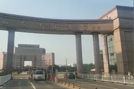 大学生吐槽学校没空调，被通报批评视频封面