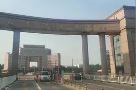 大学生吐槽学校没空调，被通报批评视频封面