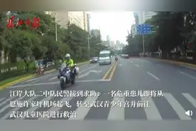 交警骑摩托一停一顿过马路，背后原因太暖心图片