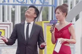 吴京亮相成龙国际动作电影周 调侃自己一上红毯就下雨视频封面