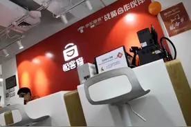 记者卧底“闪修侠”“极客修”，低价组装件换掉原装件视频封面