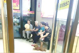 有顾客带小狗逛商场图片