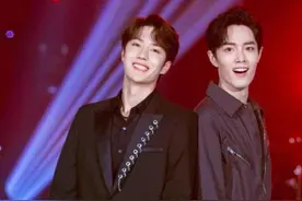 肖战王一博唱《沧海一声笑》嗨爆，两人多处还原剧中眼神，太苏了图片