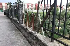 围墙晃地面塌，入住才10年的小区咋就变这样？图片