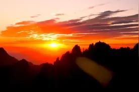 黄山现火烧云景观，茫茫云海生斑斓