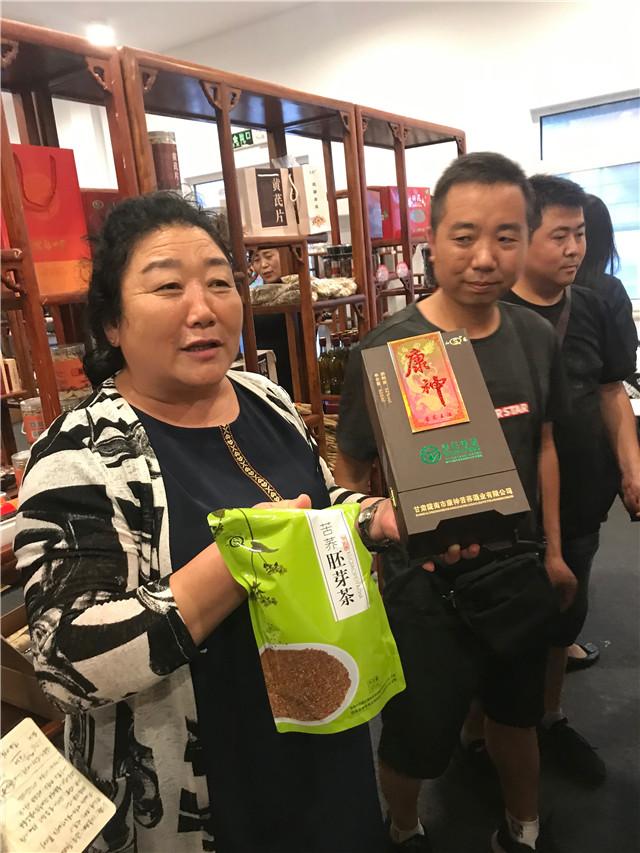金沙滩啤酒城刮来“西北风”，快去东西协作馆淘“武都四宝”