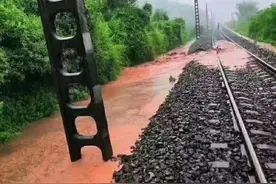受水害塌方影响成昆铁路线路中断 多趟列车停运视频封面