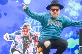 雨中也要燃“最会跳舞的胖子”小海成都太古里秀街舞图片