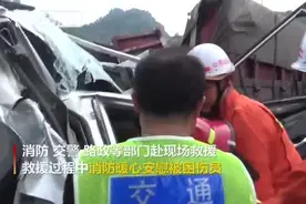 暖心！救援人员大雨中为伤员撑伞自己却浑身湿透