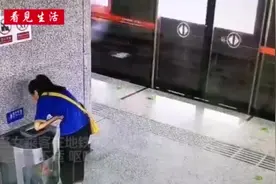 女生刚毕业压力大地铁站呕吐痛哭 站长举动好暖！视频封面