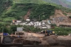 四川甘洛县国道G245多处垮塌致交通中断视频封面