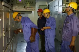 鏖战高温酷暑：电网检修人员零点检修保供电视频封面