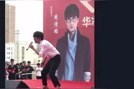 被冷落了10年的周传雄，我想再听你唱一遍《黄昏》图片