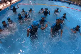 防溺水，这里的孩子暑期统一学游泳视频封面