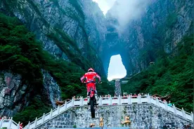 摩登天梯！极限摩托车手56秒成功攀爬999级天梯图片