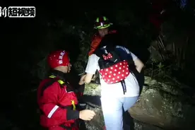 广西上林山洪爆发37人被困 消防横渡河水救援