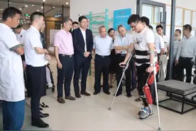 电子科大智能康复研究中心揭牌 机器人变身"康复科医生"视频封面