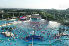 航拍水乐园：“下饺子”模式开启！视频封面