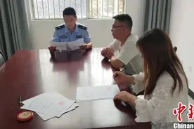 “00后”杂耍式飙摩托拍视频 其父被罚款1000元图片