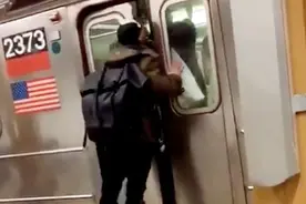 纽约一男子趁地铁门关闭向内吐口水 遭到乘客暴打图片