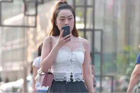 时尚辣妈吊带“小蕾丝”配短裙，清凉养眼，网友：内衣外穿了吗图片