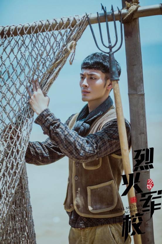 其中,《烈火军校》黄松是由演员刘思博扮演的,来自长春的90后大男孩