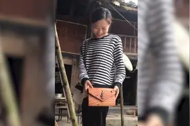 小伙用木头做名牌包送女友：实用又防身