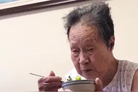 百岁老人 | 刘德荣：享受规律生活，每天一根香蕉视频封面