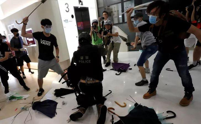 “翻的时候，鼻子有点酸”，这篇港警留言为何令人感动？