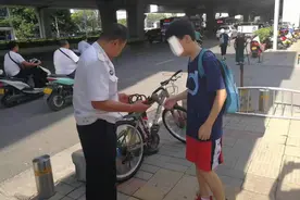 急哭了！少年丢了自行车钥匙，幸好有热心叔叔帮忙拆锁图片