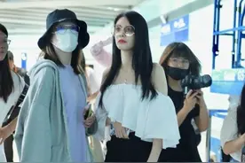 傅菁化身“拖鞋仙女”了？露肩上衣配超短裤已经够抢镜，还这么白图片