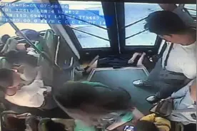 不吃早饭赶暑期班，15岁女生车上晕倒视频封面