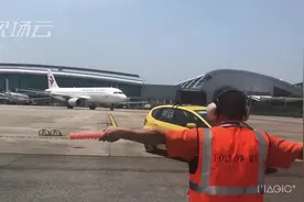高温“烤”验！记者探访机场地勤工作