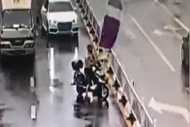 “风王”将至，带篷电动车被吹成滑翔机视频封面