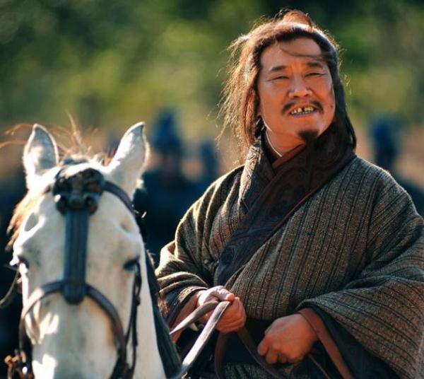 他被称"中国第一丑星",曾因长相丑被人排挤,但妻女都美若天仙