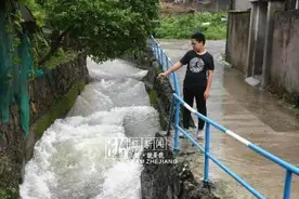 风雨初心丨狂追300米，他操起一根晾衣杆救上落水男孩图片