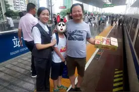 小朋友独自乘动车出行，乘务员小姐姐一路细心照料图片