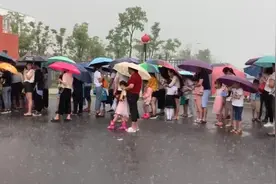 小学招生报名，家长顶着暴雨通宵排队视频封面