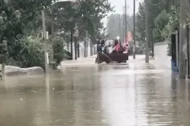 现场 | 山东章丘遭特大暴雨！多地出现严重洪涝视频封面