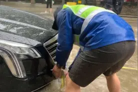 暴雨后，40多辆越野车免费当“拖车”视频封面