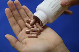 美白丸真能美白？专家表示效果因人而异，注意用量视频封面