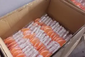 TFBOYS粉丝在体育场发现众多应援礼包，但被公司抛弃，太过分了图片