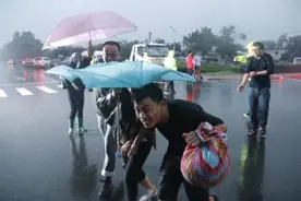 他和父母第一次坐飞机，坐的是救援直升机图片