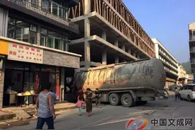 今日凌晨 文成一辆工程车失控撞向在建房屋图片