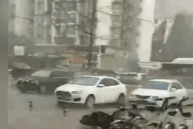 雨似瀑布倾泻而下！乐山突遭暴雨袭击 气象台：放心，只是雷阵雨视频封面