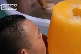 这冰棍比脸盆还大！重庆市民吃着冰棍 不忘水中搓麻视频封面