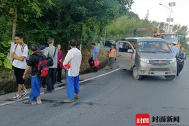 核载8人硬塞17人 巴中面包超载率112%视频封面